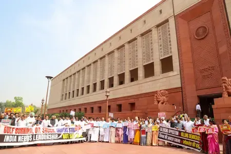 पश्चिम एशिया संकट पर लोकसभा में विपक्ष का हंगामा, सदन की कार्यवाही मंगलवार तक स्थगित