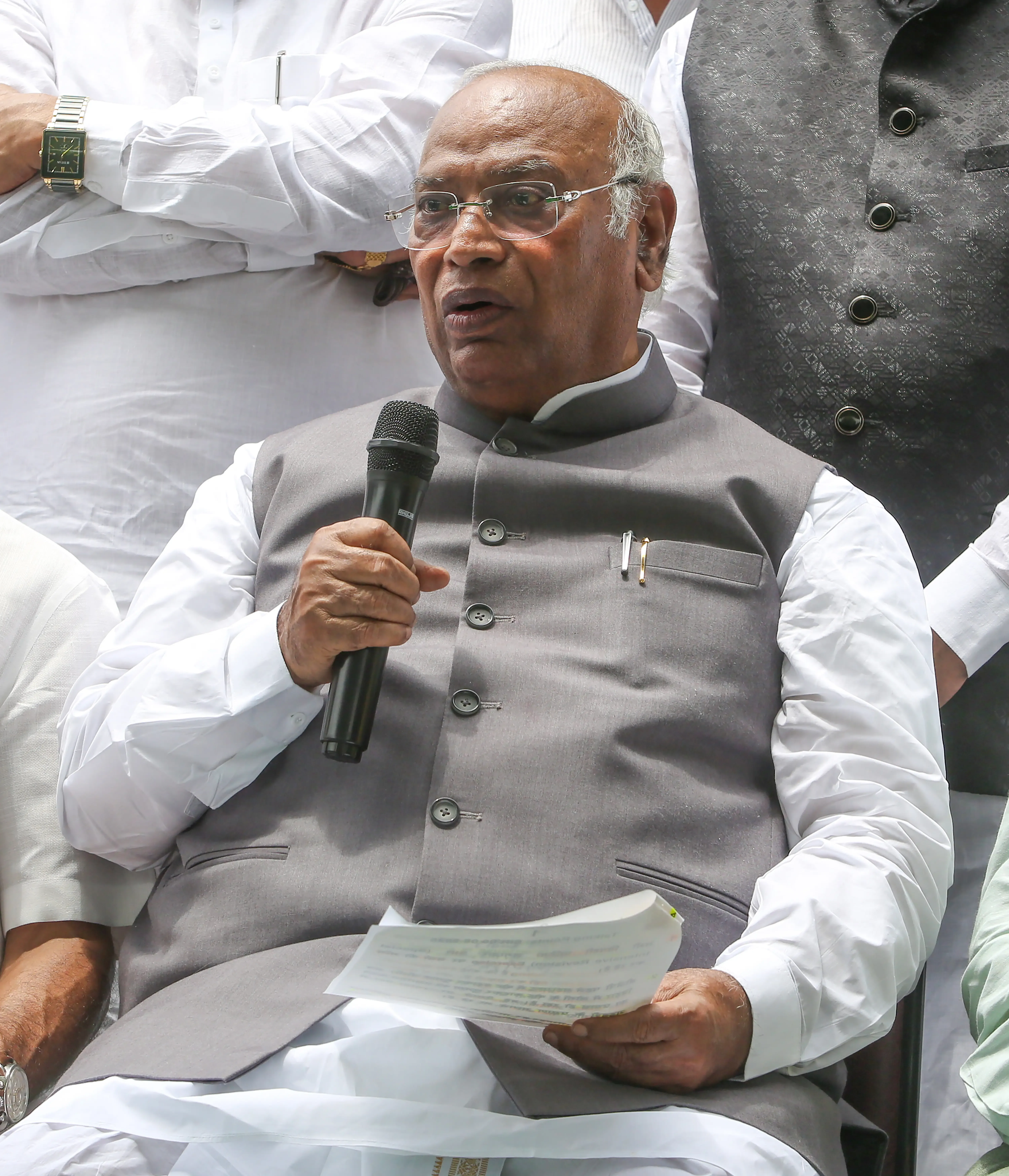 क्या लोकतंत्र के लिए महत्वपूर्ण है मतदाता सूची संशोधन पर चर्चा? खड़गे ने राज्यसभा उपसभापति को लिखा पत्र