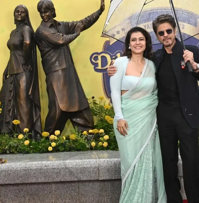 क्या लंदन के ‘सीन्स इन द स्क्वायर’ में शाहरुख-काजोल का स्टैच्यू स्थापित हुआ?