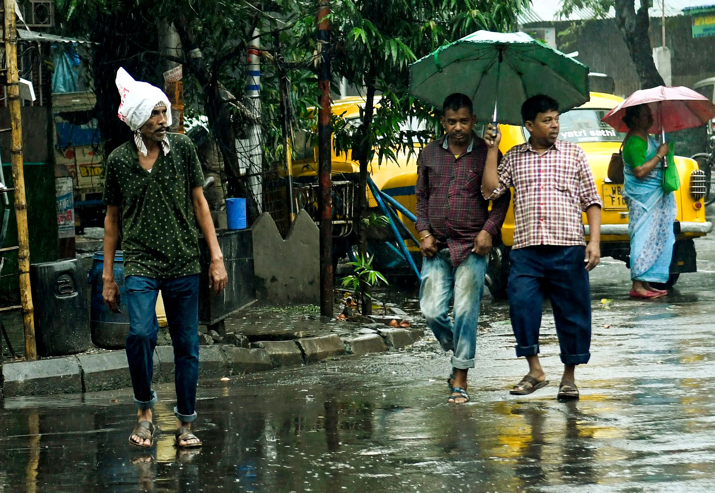 Will a Low-Pressure System Over the Bay of Bengal Bring Heavy Rain to Kolkata?
