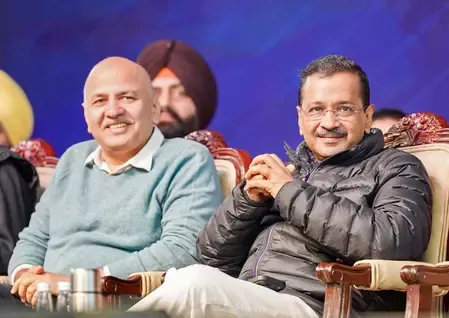 अरविंद केजरीवाल और मनीष सिसोदिया ने एलपीजी गैस संकट पर केंद्र सरकार से पूछा सवाल