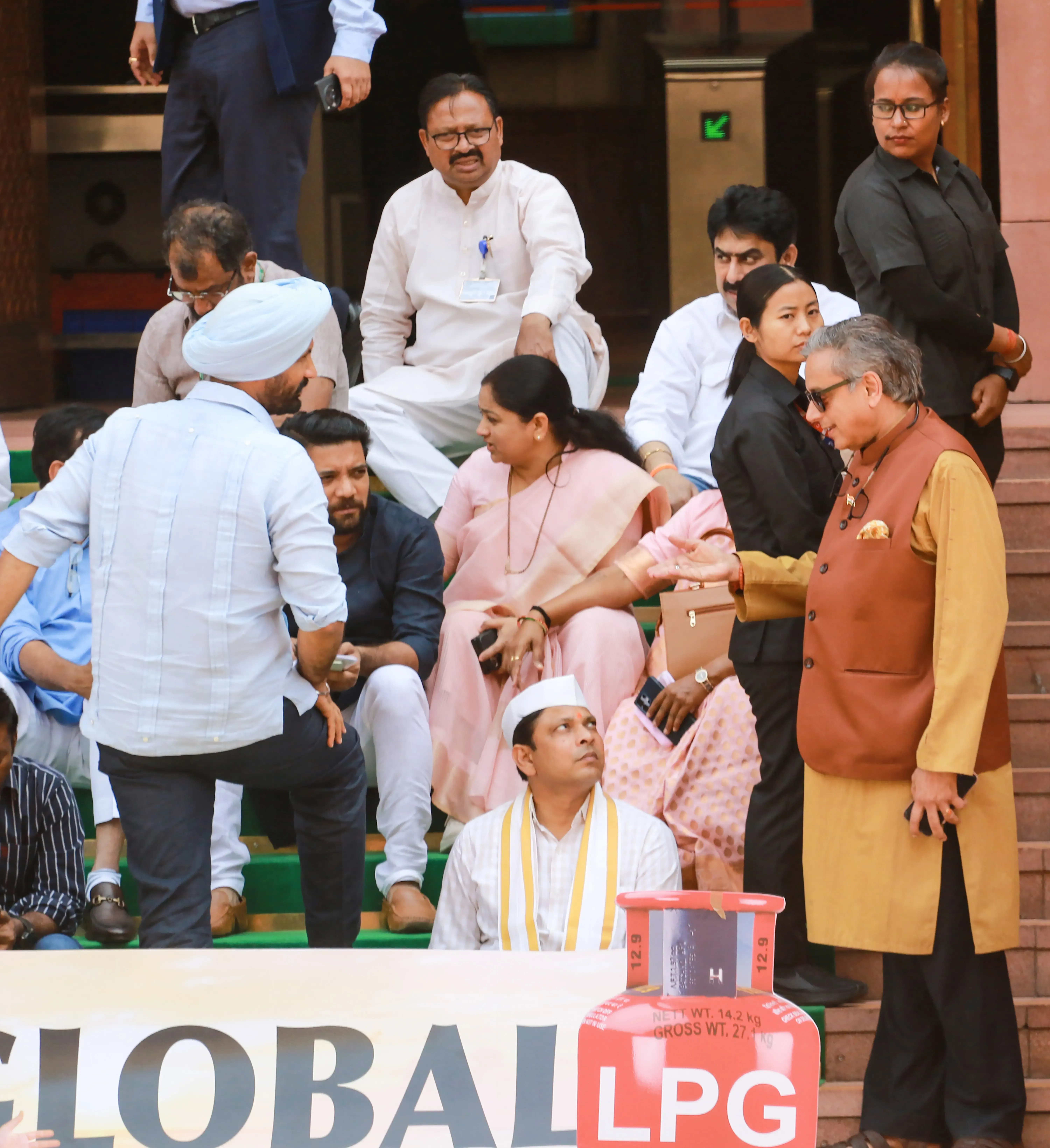 एलपीजी संकट पर भाजपा का बयान, विपक्ष ने उठाए गंभीर सवाल