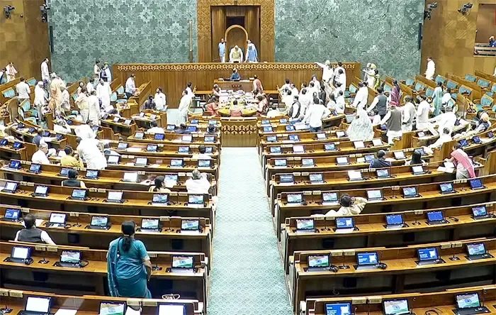 एलपीजी संकट और सांसदों के निलंबन पर लोकसभा में हंगामा, कार्यवाही स्थगित