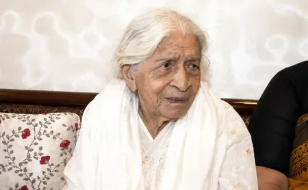 लखनऊ की प्रतिभा जोशी ने मनाया 100वाँ जन्मदिन, सीएम योगी ने दी बधाई; डीएम-मेयर ने किया सम्मान