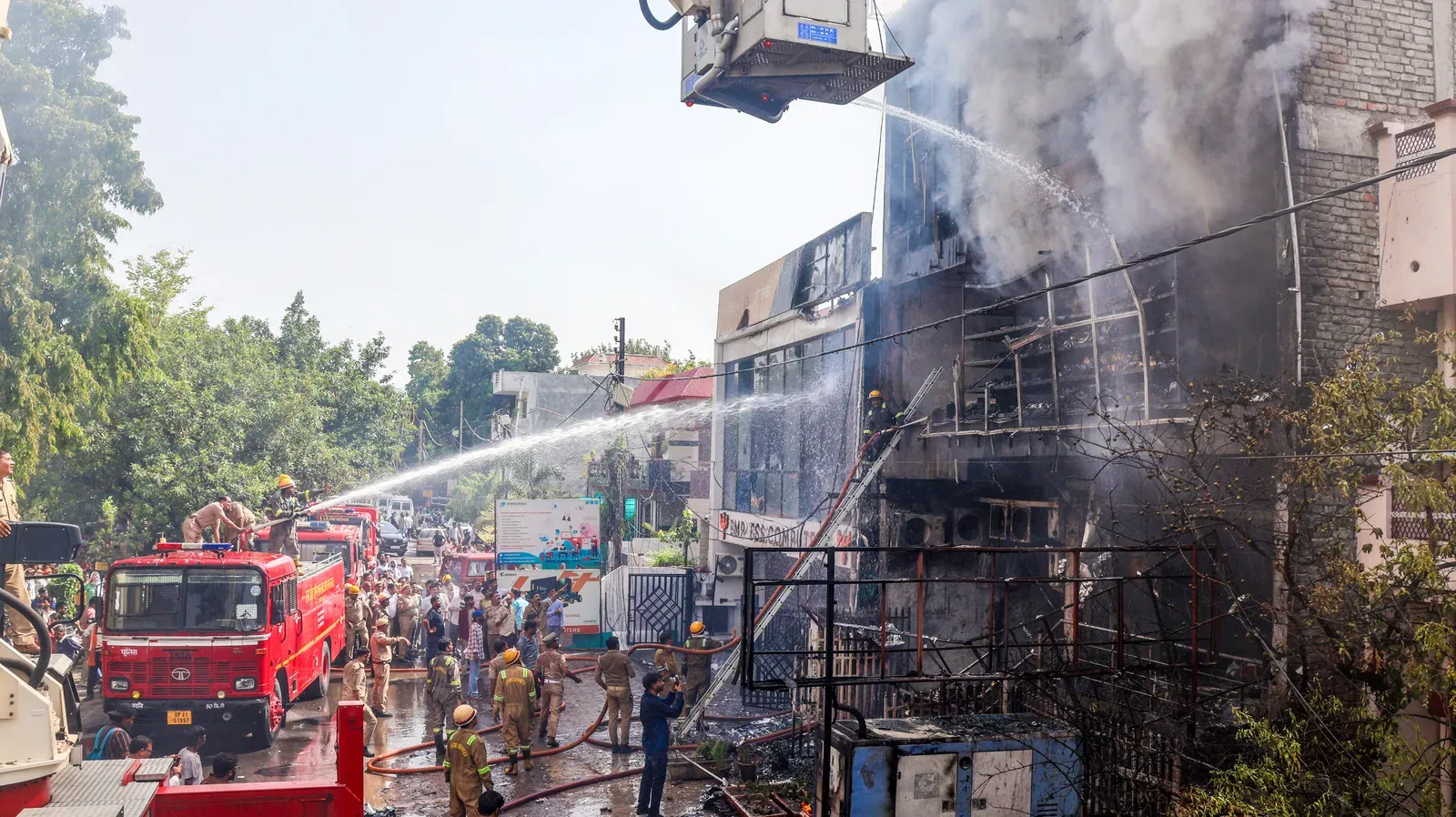 लखनऊ अलीगंज अग्निकांड: केजीएमयू से 5 बच्चों को मिली छुट्टी, जयंत की रीढ़ में गंभीर चोट — इलाज जारी