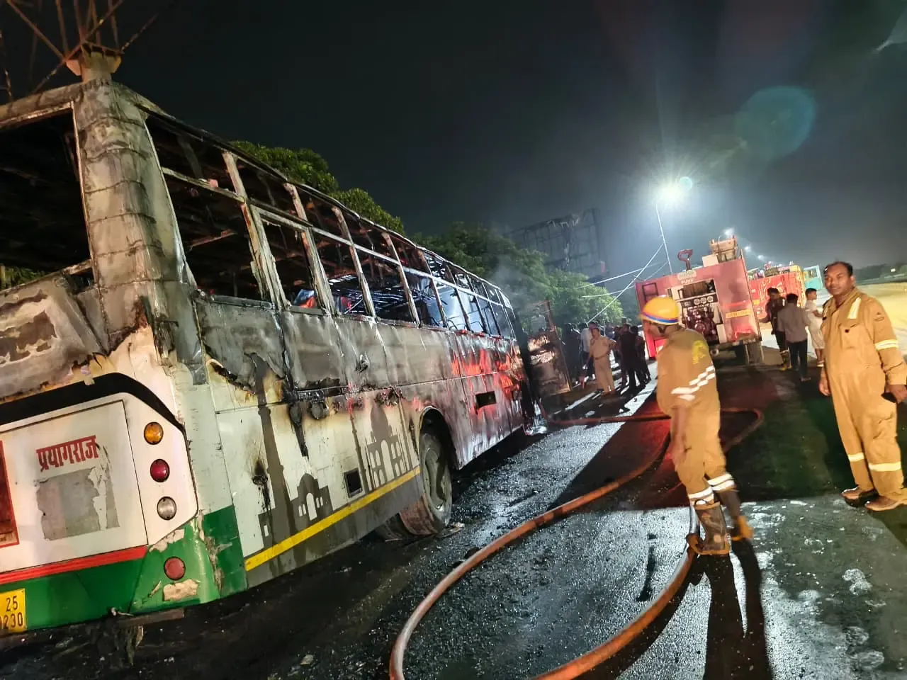 लखनऊ में जनरथ बस डिवाइडर से टकराई, आग में खाक; ड्राइवर-कंडक्टर ने कूदकर बचाई जान