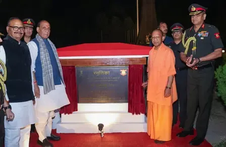 लखनऊ में रक्षा मंत्री और सीएम का स्मृतिका युद्ध स्मारक में लेजर शो का उद्घाटन