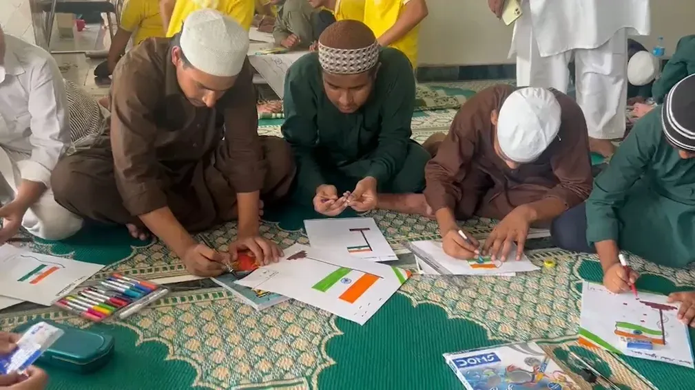 लखनऊ: दारुल उलूम फरंगी महल में तिरंगा पेंटिंग प्रतियोगिता, स्वतंत्रता दिवस से पहले बच्चों का देशप्रेम उमड़ा