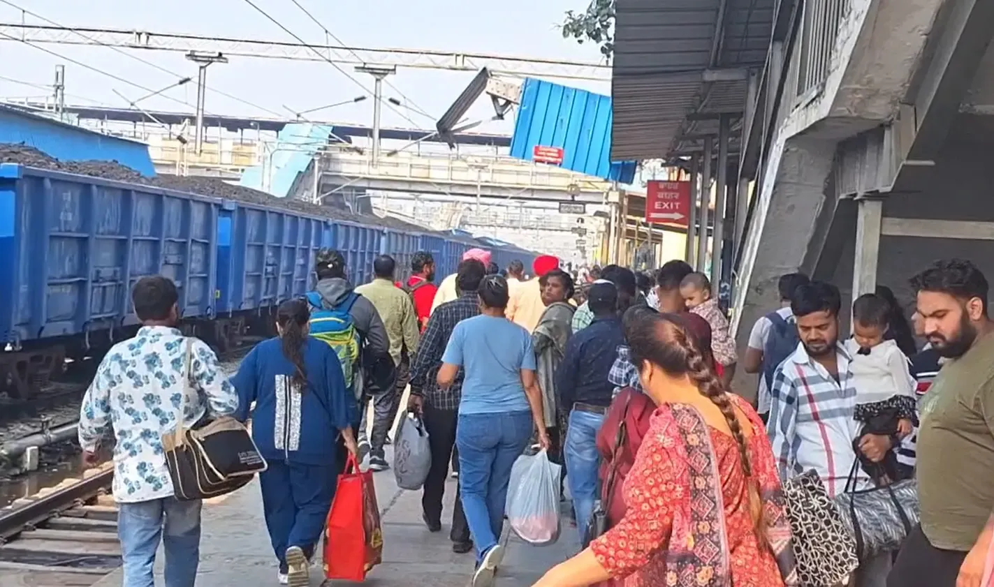 क्या लुधियाना रेलवे स्टेशन पर छठ पूजा के चलते भीड़ बढ़ती जा रही है?