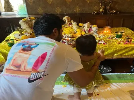 मां लक्ष्मी को अपने 'घर की लक्ष्मी' के साथ मनाते दिखे वरुण धवन, दिखाई बेटी की प्यारी झलक