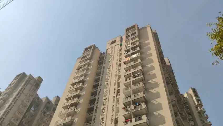 ग्रेटर नोएडा: मां पर चाकू से हमले के बाद 21 वर्षीय सागर यादव ने 5वीं मंजिल से लगाई छलांग, मौत