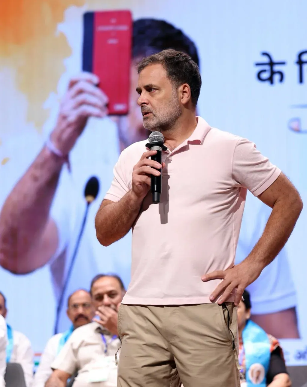 राजीव गांधी जयंती पर राहुल का सोनिया को भावुक संदेश: '35 साल से आपको हिम्मत से लड़ते देखा'