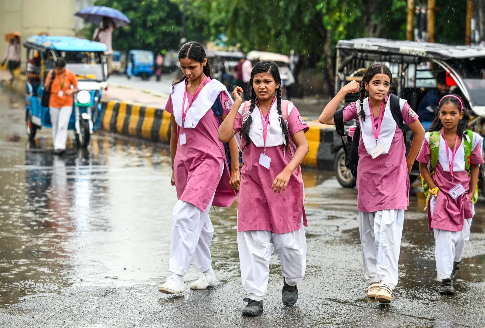 दिल्ली-एनसीआर में मानसून की कमज़ोरी से लौटी गर्मी, आनंद विहार का AQI 376 के पार