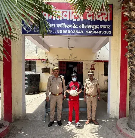 गौतमबुद्धनगर पुलिस ने दो गांजा तस्कर दबोचे, ढाई किलो से अधिक नशे की खेप बरामद