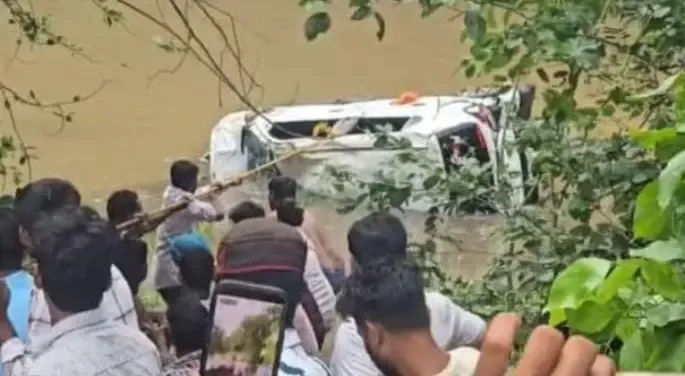 आगर मालवा में बगलामुखी दर्शन को गई कार नाले में बही, 3 बच्चों समेत 8 श्रद्धालुओं की मौत