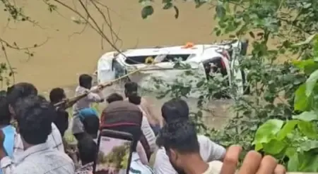 आगर मालवा में बगलामुखी दर्शन को गई कार नाले में बही, 3 बच्चों समेत 8 श्रद्धालुओं की मौत