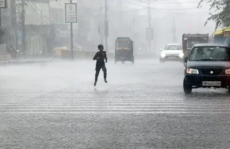 मध्य प्रदेश : कई जिलों में भारी बारिश की चेतावनी, जनजीवन प्रभावित