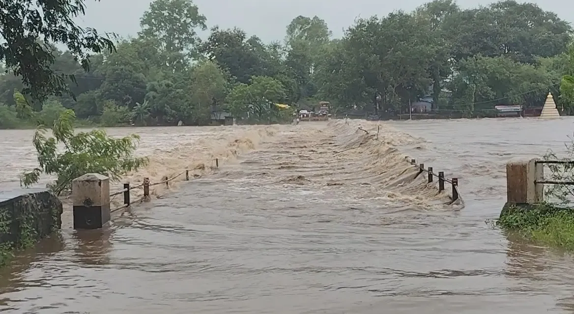 डिंडौरी में मूसलाधार बारिश: 650 मिमी से अधिक वर्षा, जबलपुर-अमरकंटक मार्ग बंद, स्कूल-आंगनबाड़ी बंद