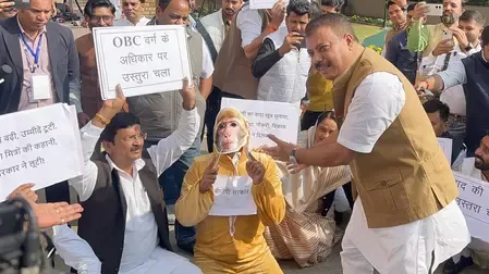 मध्य प्रदेश : भोपाल में कांग्रेस का प्रदर्शन, 'बंदर के हाथ में उस्तरा' के साथ जताया विरोध 