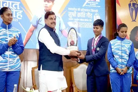 मध्य प्रदेश: भोपाल में भारतीय महिला क्रिकेट टीम की खिलाड़ी क्रांति गौड़ का स्वागत