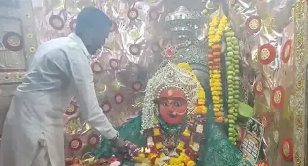 देवास की 'माता टेकरी' पर उमड़े श्रद्धालु, नवरात्रि के पहले दिन दिखा आस्था का सैलाब