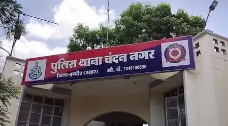 इंदौर में शातिर चोर ने ज्वेलरी शॉप से उड़ाया सोने का पाउच, CCTV से तलाश जारी