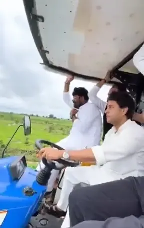 मध्य प्रदेश: ज्योतिरादित्य सिंधिया का दिखा अनोखा अंदाज, ट्रैक्टर चलाकर पहुंचे किसानों के बीच