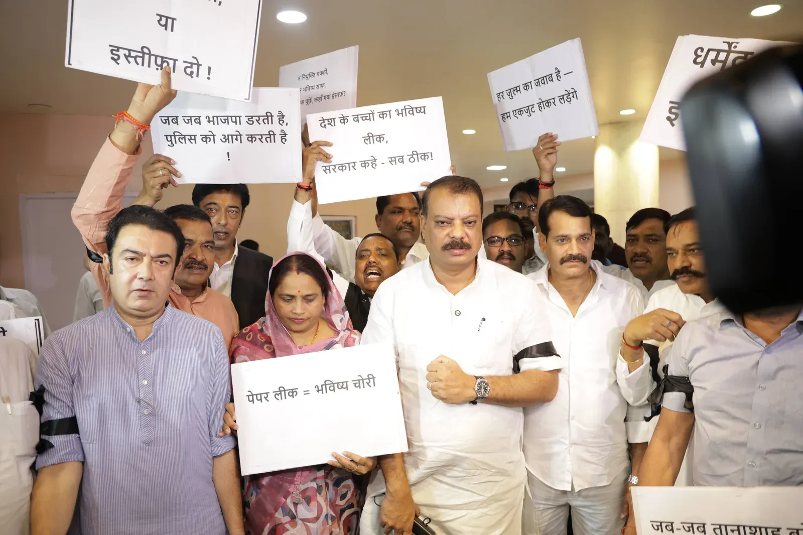 मध्य प्रदेश विधानसभा: काली पट्टी बांधकर पहुंचे कांग्रेस विधायक, राहुल गांधी से पुलिस बर्ताव और छात्र अत्याचार का विरोध