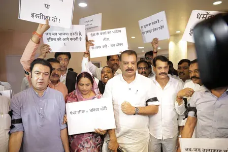 मध्य प्रदेश : काली पट्टी बांधकर विधानसभा पहुंचे कांग्रेस विधायक