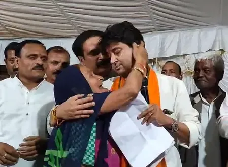 क्या मध्य प्रदेश के गुना में बुजुर्ग महिला ने बाढ़ पीड़ितों के लिए पेंशन दान की?
