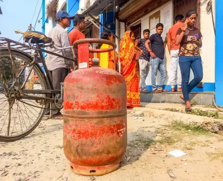 मध्य प्रदेश में गैस एजेंसियों के बाहर लंबी कतारें: उपभोक्ताओं में चिंता