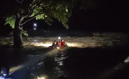 खंडवा में 11 घंटे का रेस्क्यू ऑपरेशन: हांडी कुंडी टापू पर फंसे 4 युवक SDRF ने बचाए