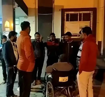 मध्य प्रदेश : पुलिसकर्मी की लापरवाही से हादसा, एक की मौत, चार गंभीर  