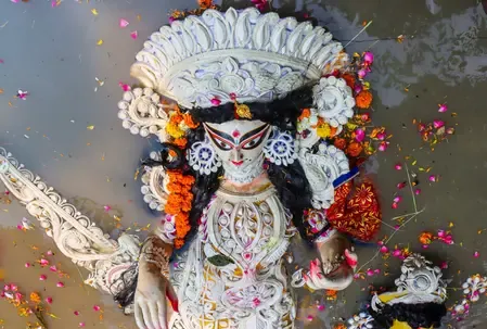 क्या उज्जैन के पास देवी दुर्गा की मूर्ति विसर्जन के दौरान दो बच्चों की मौत हुई?