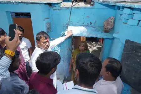 मध्य प्रदेश: ऊर्जा मंत्री प्रद्युम्न सिंह तोमर ने ग्वालियर में सफाई बदहाली पर अधिकारियों को फटकारा, 'आपका सेवक आपके द्वार' अभियान शुरू