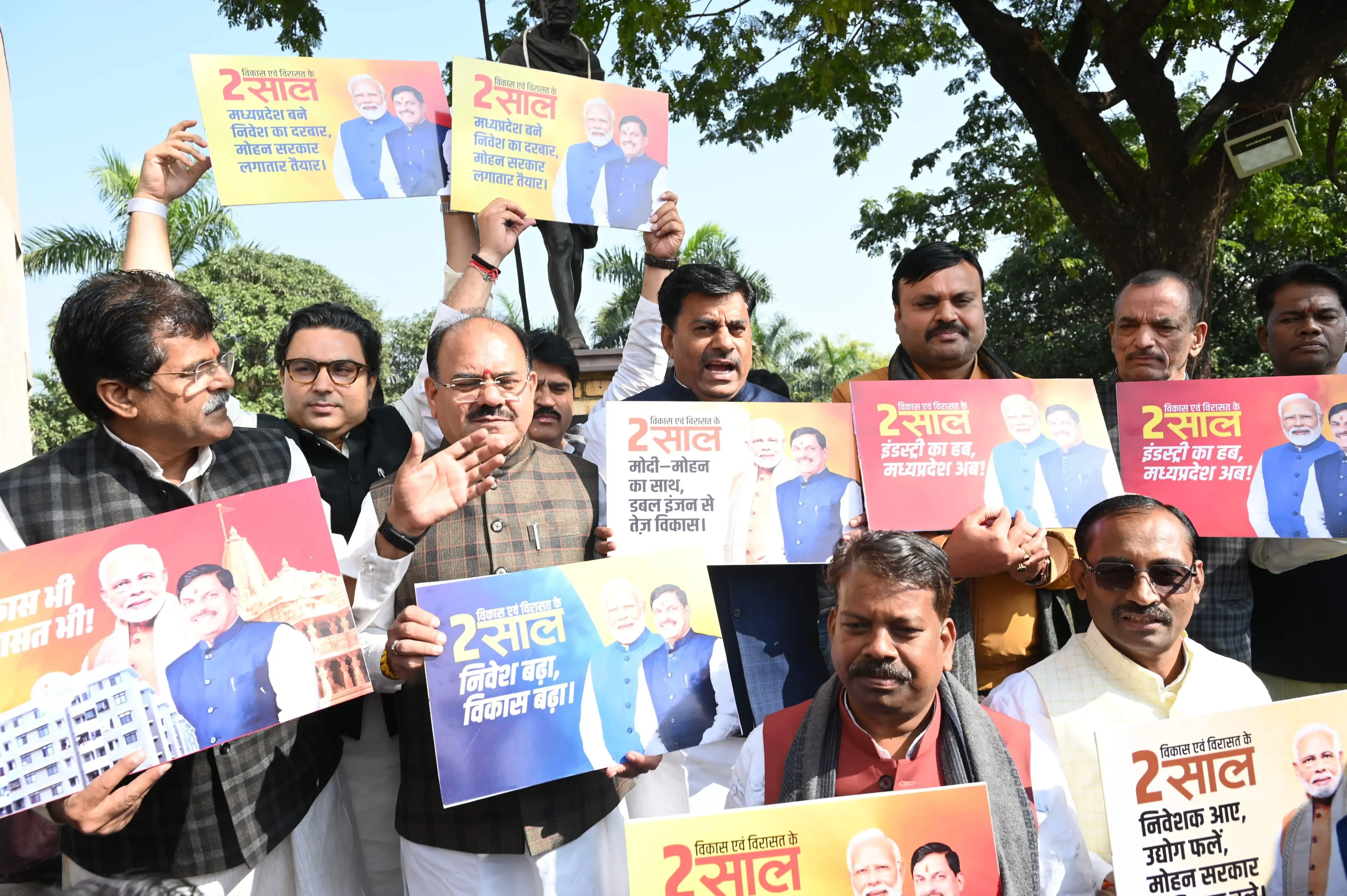 क्या मध्य प्रदेश विधानसभा में भाजपा विधायक विकास और विरासत के दो साल के पोस्टर के साथ पहुंचे?