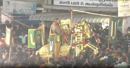 मदुरै में भव्य चिथिरई उत्सव: वैगई नदी में भगवान कल्लाझगर ने किया प्रवेश, देखने के लिए उमड़ी श्रद्धालुओं की भीड़