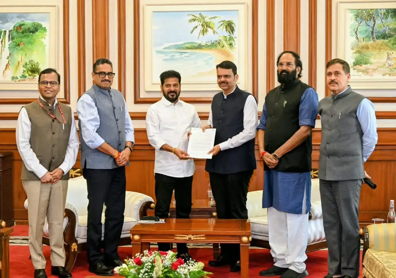 Fadnavis backs Telangana on Thummidihetty project, orders joint review