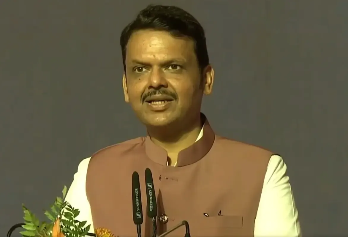 Maharashtra CM orders solar feeder project completion by September 2026