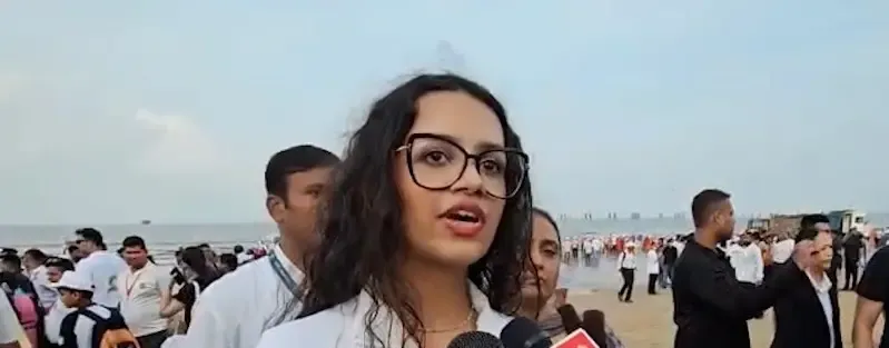Amruta, Divija Fadnavis join Juhu beach clean-up after Ganesh Visarjan 2026