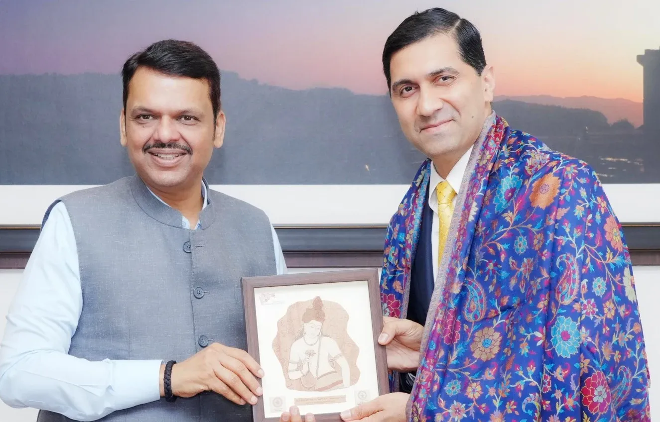 Did the Maha government and IIT Bombay sign an MoU for a Public Policy Certificate Course?