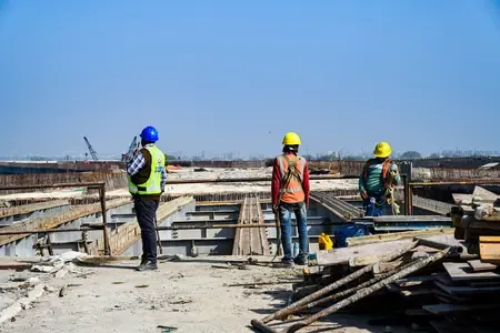 Maharashtra Government Unveils SOPs for Outdoor Worker Safety Amid Urban Heat Risks