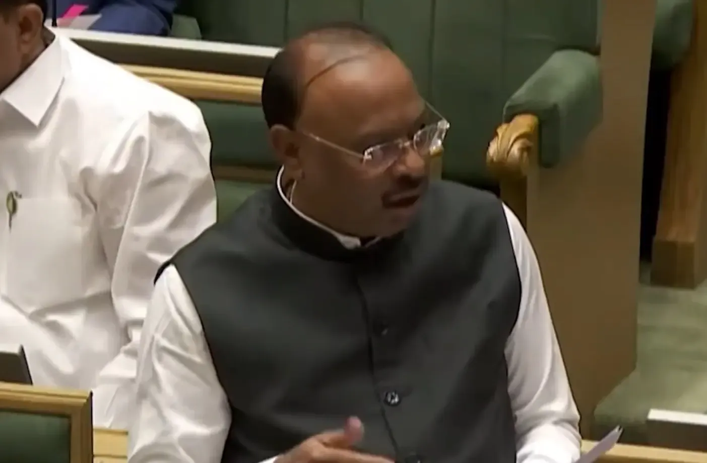 Has the Maha govt resolved the land lease issue of Babulnath Temple?