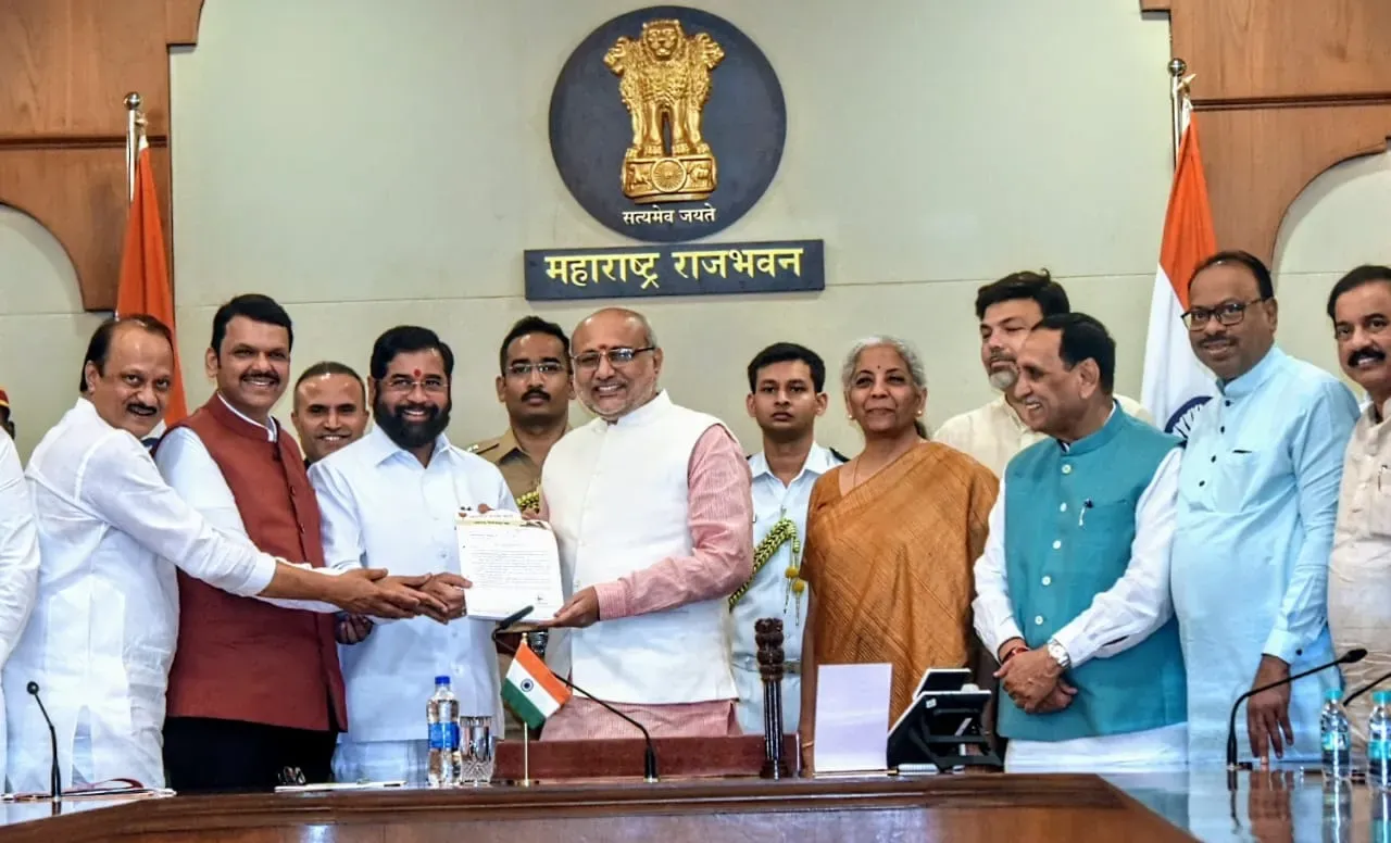 Maharashtra Governor Invites Fadnavis to Lead Government, Swearing-In Ceremony Scheduled for Thursday with PM Modi