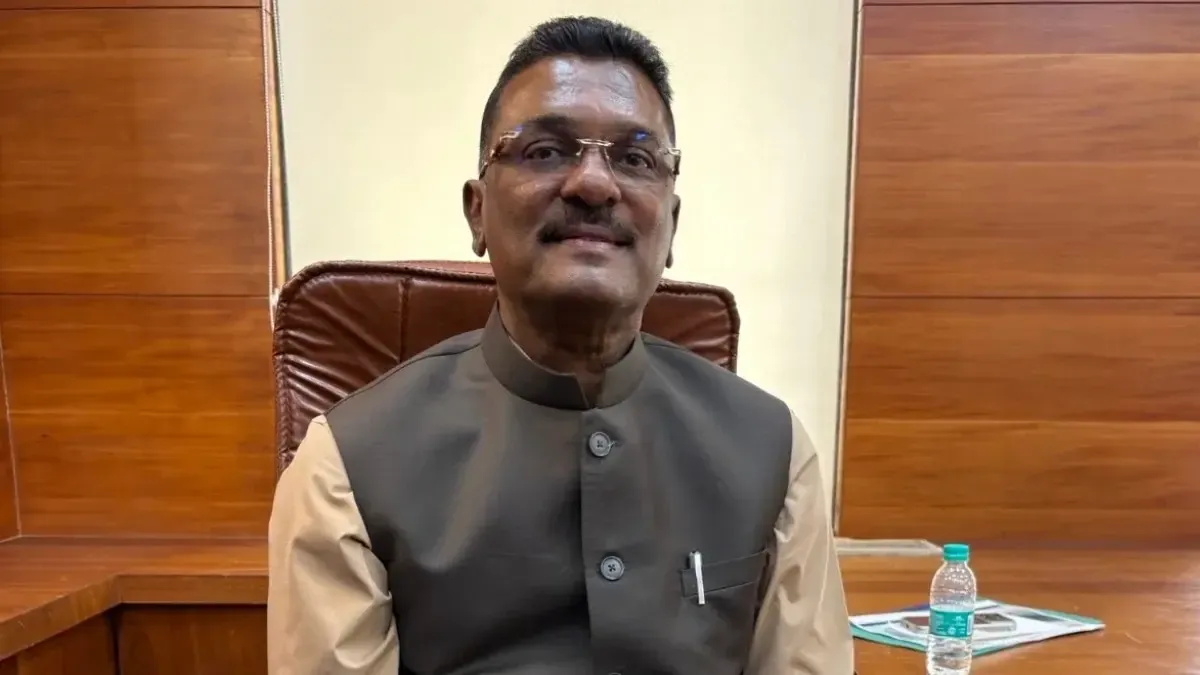 Maharashtra Minister Criticizes Karnataka Government Following Assault on ST Bus