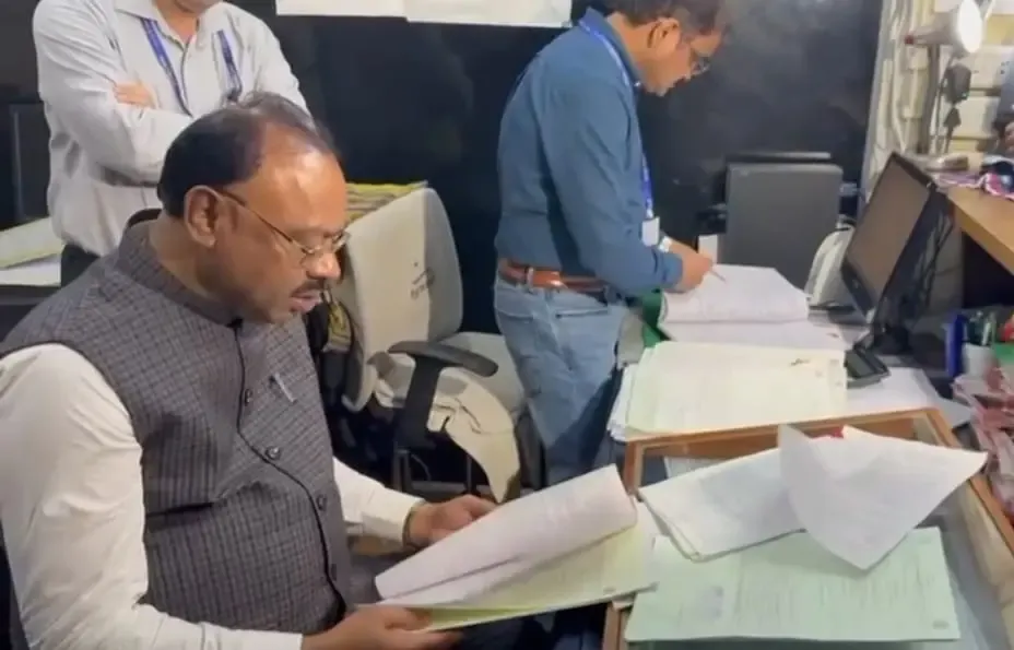 Did Maharashtra Revenue Minister Surprise Raid Nagpur Sub-Registrar Office Over Bribery Allegations?