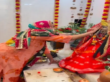 महाअष्टमी पर अक्षरा सिंह ने किया माता रानी का शृंगार, पान अर्पित कर लिया आशीर्वाद