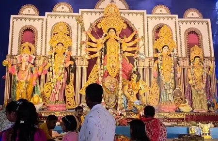 महाअष्टमी पर पश्चिम बंगाल में भारी उत्साह, पूजा पंडालों में उमड़ी भीड़