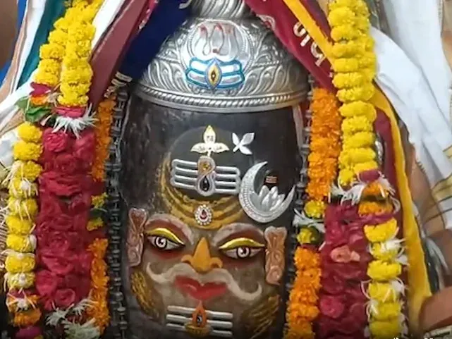 महाकाल मंदिर में भस्म आरती: अक्षरा सिंह, निकितिन धीर और चंदन रॉय ने लिया दिव्य दर्शन का आनंद