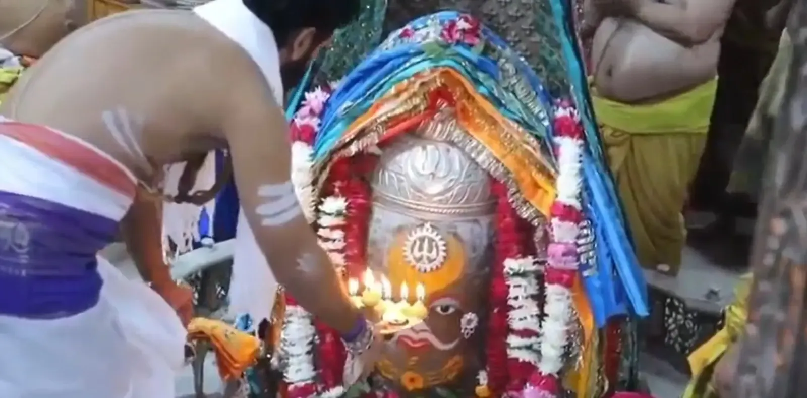 क्या महाकाल ने धारण किया सुदर्शन चक्र और त्रिशूल? भस्म आरती में भक्तों का तांता लगा